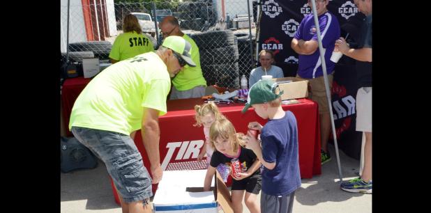 CCLP/LYNETTE SOWELL - Children draw names for door prizes on Saturday at Hank’s Tire & Muffler. The threeday customer appreciation event featured a car show, free food, door prizes and giveaways, among them a $500 tire voucher, with no purchase necessary to enter.