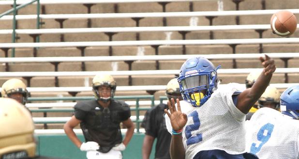 CCLP/TJ MAXWELL - Cove senior quarterback Caine Garner makes a throw during the Dawgs’s scrimmage against Abilene on Aug. 19