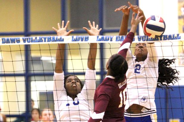 CCLP/TJ MAXWELL Cove senior Jennifer Eubanks wins a play at the net against Killeen senior Nadia Richardson during the Lady Dawgs’ 3-0 sweep on Tuesday. The Lady Dawgs travel to Harker Heights tonight and finish the non-district schedule at Belton on Tuesday.