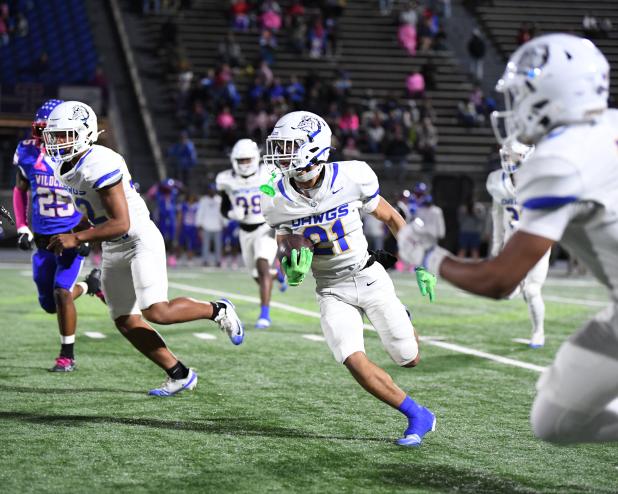 The Bulldawgs push hard in their run against Temple. 