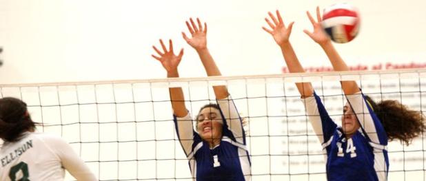 Copperas Cove senior Mikayla Blount, (1) and junior Megan Diaz attempt to block the attack of Ellison’s Ansia Espada during the Lady Dawgs 3-0 (25-9, 25-20, 25-18) sweep of Ellison in their District 12-6A opener Tuesday in Killeen.