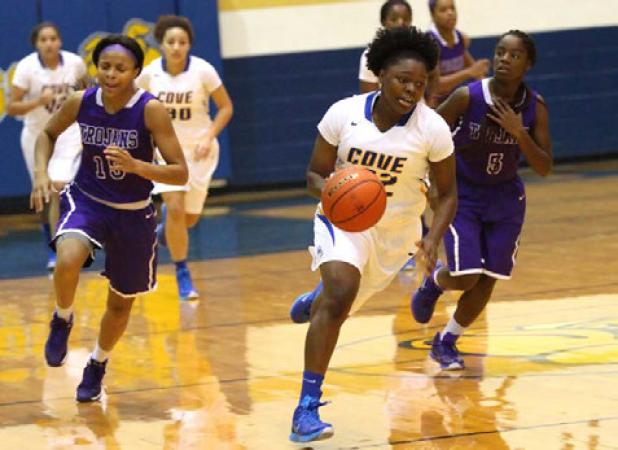 Copperas Cove’s Caprica Brooks takes off on a fast break against Waco University
last Monday. The Lady Dawgs will get back in action tonight at Waco High. The Dawgs will also get back to hoops action with a home contest against Austin
Westlake. 